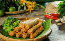 Ôi giời ơi bỏ ngay nắm lá này vào nem rán thì đừng hỏi tại sao nắng nóng vẫn hết sạch đĩa