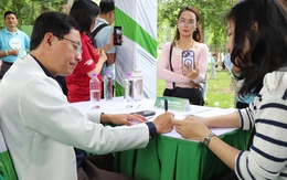Người dân hào hứng khám sức khỏe miễn phí tại Ngày Dinh dưỡng cộng đồng Việt Nam lần 6