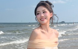 Phương Oanh lộng lẫy trong váy trễ vai bên bờ biển