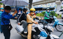 Nữ sinh đi xe chuyên dụng của CSGT kịp đến phòng thi vào lớp 10