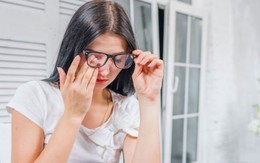 Ho dữ dội 5 phút, cô gái 33 tuổi vỡ mạch máu ở mắt