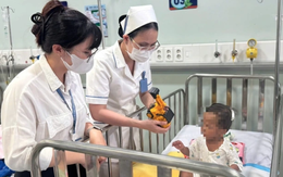 Tình hình sức khỏe của bé trai 2 tuổi bị mẹ bạo hành ở TP.HCM