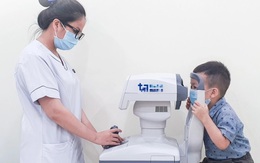 Bé trai 3 tuổi cận 14 độ: Bác sĩ phát hiện nguyên nhân bất thường ở mắt