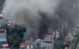 Hà Nội: Cháy lớn kèm khói đen bao trùm cửa hàng xe máy điện ở Hoài Đức