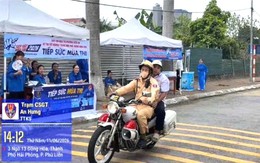 Thiếu tá CSGT dùng xe chuyên dụng đưa nam sinh Hải Phòng gặp sự cố trên đường đến điểm thi