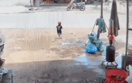 Xót xa cảnh cháu bé 3 tuổi bị xe tải tông tử vong khi đột ngột băng qua đường