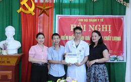 Trao hơn 15,7 triệu đồng tới gia đình bác sĩ trẻ mắc suy thận giai đoạn cuối