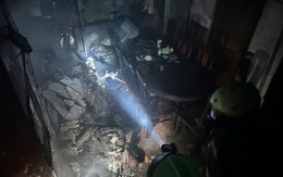 Hà Nội: Cháy nhà lúc rạng sáng, Cảnh sát PCCC kịp thời phá cửa giải cứu 2 người mắc kẹt