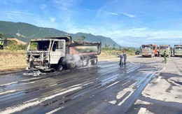 Đang lưu thông xe tải bốc cháy dữ dội