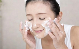 Vì sao dùng sữa rửa mặt có thể khiến da trông sáng hơn?