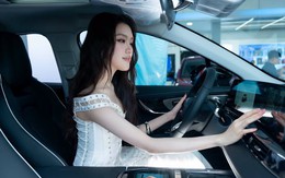 Phương Oanh tậu xe hơi