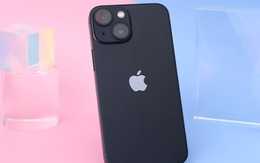 iPhone 13 giá 12 triệu đồng xịn đẹp chẳng kém iPhone 17 được săn đón mong chờ
