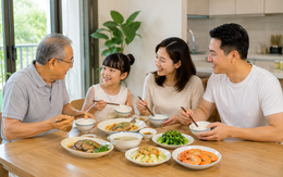 'Đợi ông về quê rồi nhà mình ăn hải sản nhé', câu nói của cháu gái khiến ông lão suy sụp
