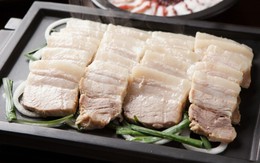 Luộc thịt nên cho vào nước sôi hay nước lạnh? Nhiều người làm theo thói quen nhưng chưa chắc đã đúng