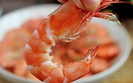 Luộc tôm đừng chỉ nghĩ đến hành, gừng: thêm “mảnh này” giúp tôm đỏ đẹp, thơm ngọt tự nhiên
