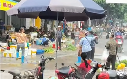 Khởi tố người phụ nữ dùng vòi nước áp lực cao xịt thẳng vào mặt người bán rau ở Phú Thọ