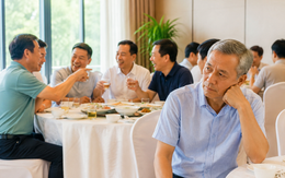 U60 từ chối họp lớp lần 2 khi chứng kiến màn khoe giàu và định giá bạn bè dựa trên địa vị xã hội