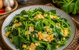 Không ngờ loại rau rẻ bèo này xào với trứng lại ngon đến thế, nồi cơm 5 bát vẫn thấy thiếu