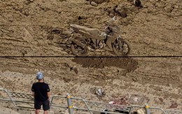 Hà Nội: Truy tìm xe tải 'rải' bùn đất đầy đường Võ Chí Công khiến 2 xe máy ngã nhào