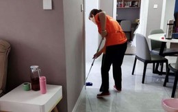 Làm giúp việc lương thấp suốt 10 năm, ngày nghỉ việc tôi chết lặng khi nhìn 2 tờ giấy bà chủ đưa