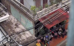 Cưỡng chế phá dỡ ban công nhà người đàn ông xịt nước vào thợ xây ở Hà Nội