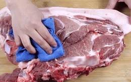 Cẩn trọng với chiếc khăn người bán thịt thường dùng để phủ lên thịt lợn