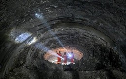 Láng giềng Việt Nam thả cỗ máy khổng lồ xuống nước, khoan xuyên nhiều lớp đất đá, lộ diện 'kỳ quan' chưa từng có dưới con sông dài thứ 3 thế giới