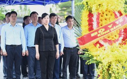 Bộ trưởng Đào Hồng Lan và đoàn công tác Bộ Y tế tri ân anh hùng, liệt sĩ, gia đình chính sách tại các tỉnh miền Trung