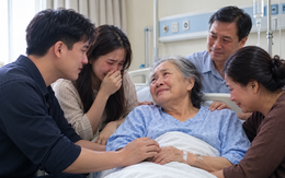 Mẹ vợ rút toàn bộ tiền tiết kiệm cứu con rể: Vài năm sau, con trai có hành động khiến cả nhà bật khóc