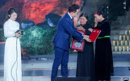 MC Hạnh Phúc, Khánh Vy nghẹn ngào khi dẫn cầu truyền hình 'Sao sáng dẫn đường'