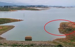 "Hiện tượng lạ" xuất hiện ở đập nước, người dân ùn ùn kéo đến xem