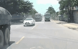Hà Nội: Phạt nặng lái xe đầu kéo vượt ẩu suýt dẫn đến va chạm 'đấu đầu' với ô tô con