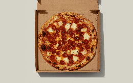 Vì sao bánh pizza hình tròn lại được đựng trong hộp vuông và cắt thành hình tam giác?