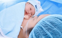 Người phụ nữ hạnh phúc đón con từ chiếc phôi cuối cùng, khép lại hành trình 5 năm tìm con