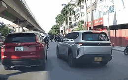 Hà Nội: Người đi xe máy bị hất văng xuống đường sau màn 'ăn miếng trả miếng' với ô tô trên đường Trần Phú