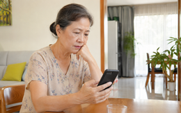 Cả đời hy sinh cho con, tuổi già vẫn đi làm thuê: 1 tin nhắn của con dâu khiến tôi tỉnh mộng