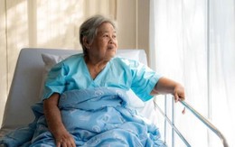 Từng nghĩ tuổi già sẽ được 3 con thành đạt phụng dưỡng, đến khi nằm viện 1 mình tôi mới tỉnh ngộ