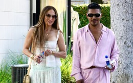 Jennifer Lopez nổi bật với set đồ hoa