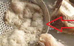 Lớp bọt nổi lên khi hầm xương là dưỡng chất hay tạp chất, có nên vớt bỏ?