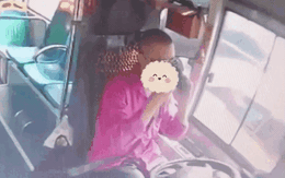 Hà Nội: 'Kết đắng' cho tài xế xe buýt vừa lái xe vừa sử dụng điện thoại trên đường Võ Văn Kiệt