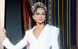 H'Hen Niê đội vương miện xuất hiện sau tấm rèm thổ cẩm, câu chuyện đằng sau gây chú ý