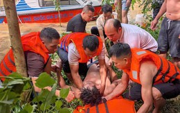 Lạng Sơn: Lật xuồng khi đưa bệnh nhân đi cấp cứu giữa dòng lũ, 7 người được cứu sống