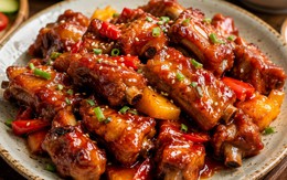 Có một bước mẹ luôn làm trước khi xào sườn, nhờ vậy thịt mềm mà sốt bám óng từng miếng