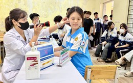 Khám sức khỏe sàng lọc trước thềm năm học mới, nhiều học sinh Hà Nội phát hiện tăng cận thị, sâu răng