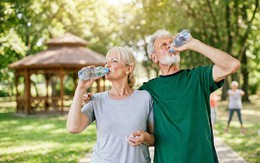 Người cao tuổi đừng đợi khát mới uống nước: 4 dấu hiệu cơ thể có thể đang thiếu nước