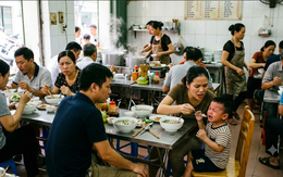 Vô duyên nhất là những phụ huynh quát con ở quán ăn sáng, sao không mua về nhà?