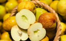 Tiểu thương chỉ cách chọn hồng táo chín già, ngọt thơm, ăn một lần là nhớ mãi