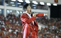 Sân Mỹ Đình bùng nổ với màn trình diễn của ca sĩ Tùng Dương