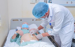 Cụ ông 93 tuổi mang khối u tuyến tiền liệt 143g, kèm thoát vị bẹn được phẫu thuật thành công