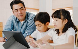 Thay vì giằng điện thoại khỏi tay con, cha mẹ EQ cao làm 3 việc